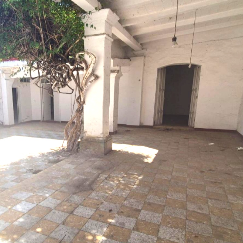 Central courtyard with tile flooring for investment property single floor house for sale on Calzada Madero, Centro Oaxaca, Mexico real estate