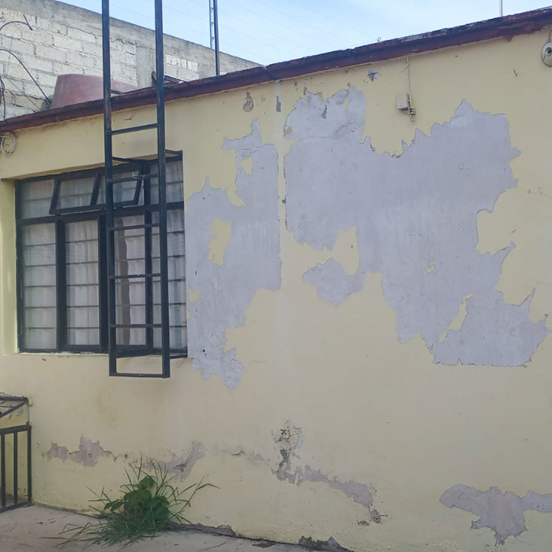 Exterior of yellow house for sale casa en venta single floor with protected window on 200 m2 lot in Fraccionamiento San Jose la Noria el centro city center Oaxaca, Mexico real estate