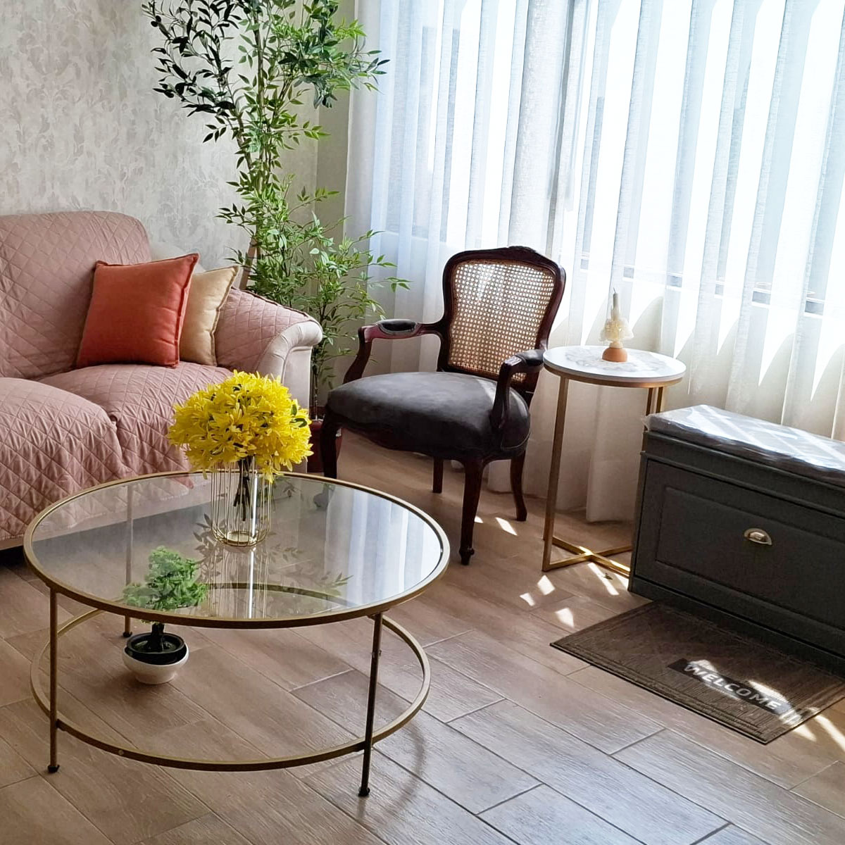 Oaxaca city apartment for rent living room with furnishings and natural light